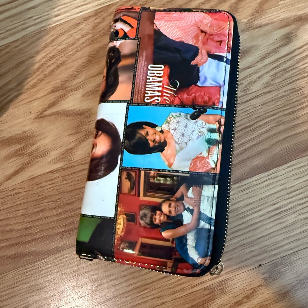 Magazine Print “the Obamas” Bag w/ Matching Zip Wallet - Picture 3 of 7